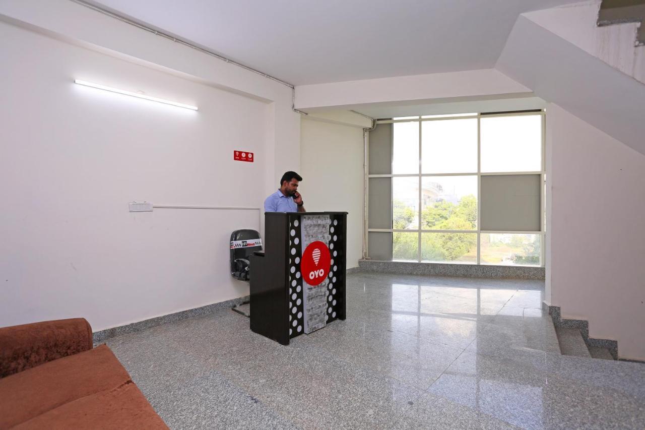 Oyo Dlf Cyber City Near Aravali Biodiversity Park Gurgaon Exteriör bild